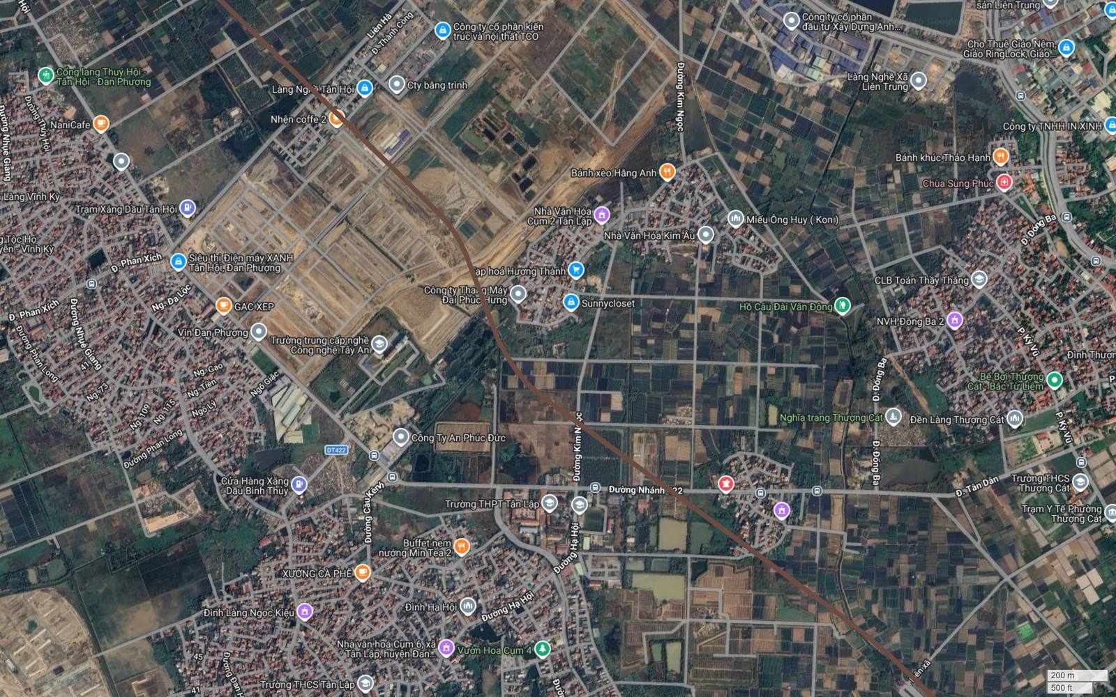 Ảnh vệ tinh hành lang metro số 7 qua Tân Lập và Tân Hội, Đan Phượng, với vùng đất san nền màu vàng nhạt rộng lớn nằm sát vạch tuyến