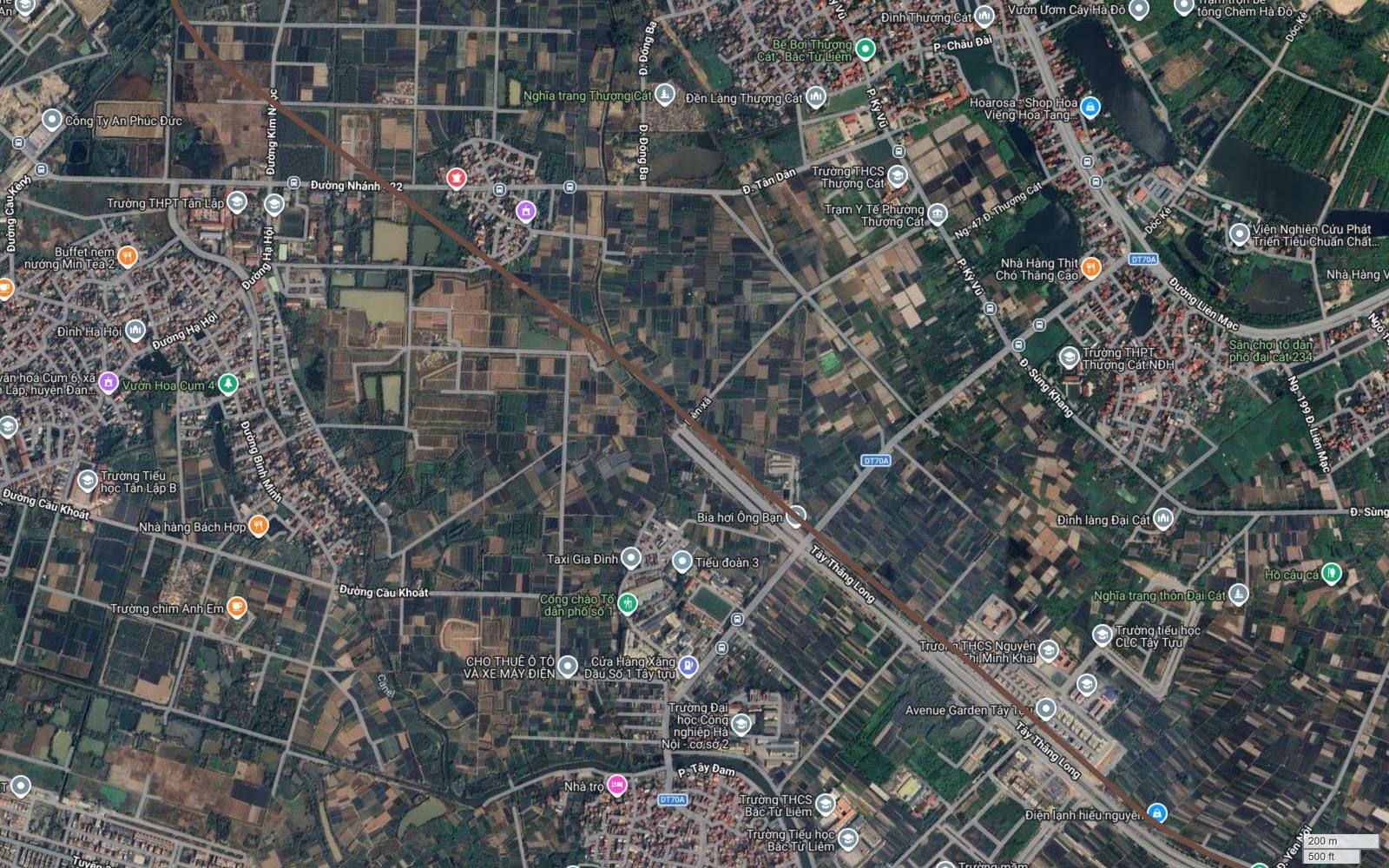 Ảnh vệ tinh metro số 7 Hà Nội nhập vào đại lộ Tây Thăng Long tại Thượng Cát, đại lộ có mặt cắt rộng với nhiều làn xe