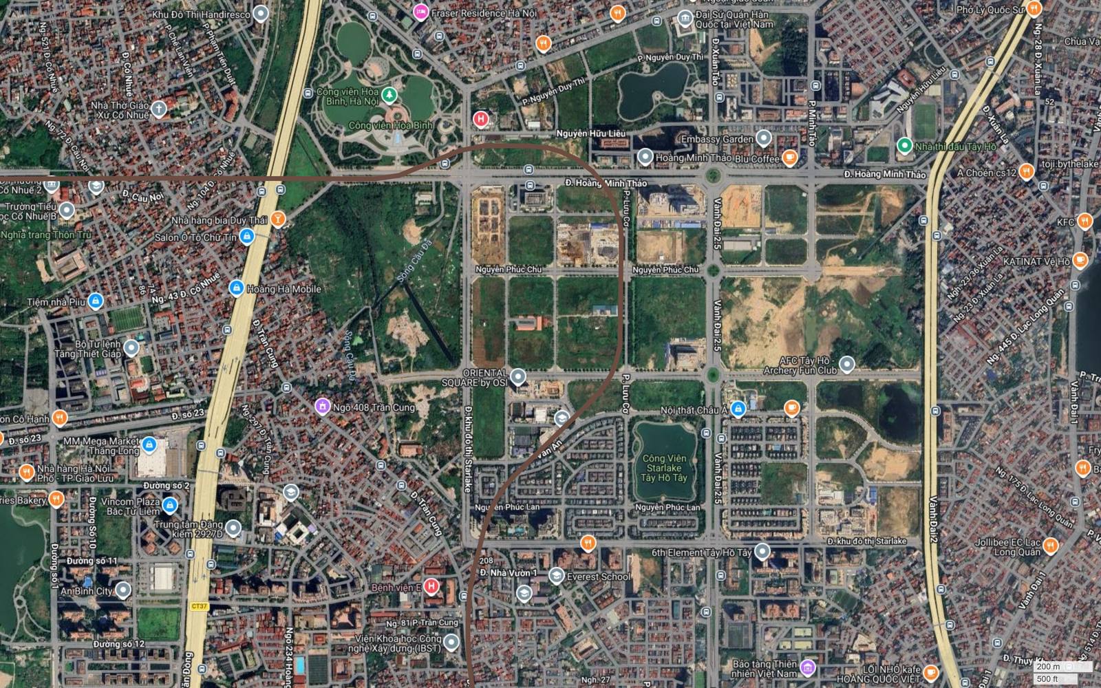 Ảnh vệ tinh tuyến metro số 7 đi xuyên khu đô thị Starlake Tây Hồ Tây, cắt chéo qua ô bàn cờ giữa các lô đất và trục Nguyễn Phúc Lan