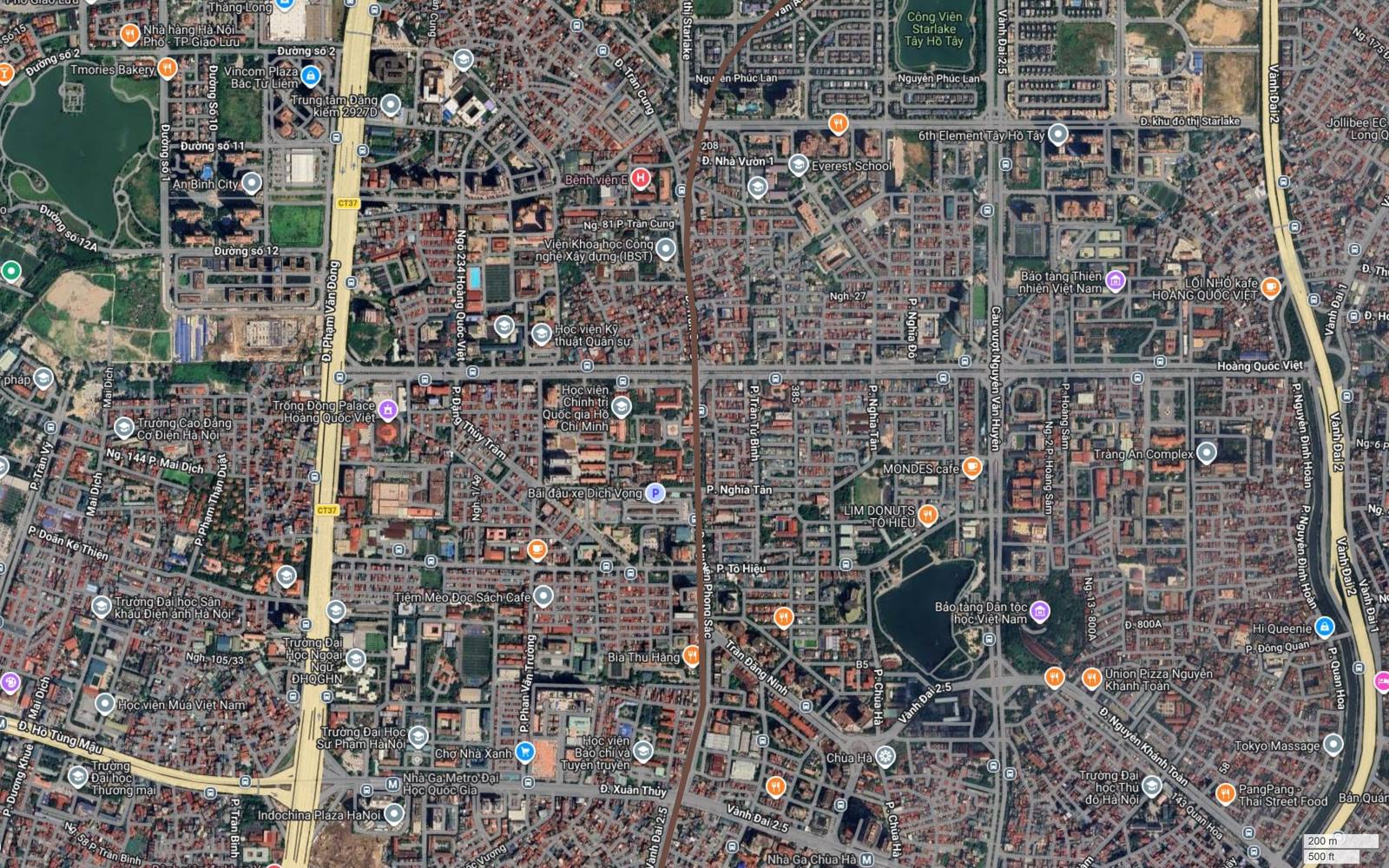 Ảnh vệ tinh hành lang metro số 7 cắt chéo qua các ô phố nhà ống dày đặc ở Nghĩa Tân, Tô Hiệu, gần Nhà Ga Metro Đại Học Quốc Gia và Nhà Ga Chùa Hà của tuyến số 3