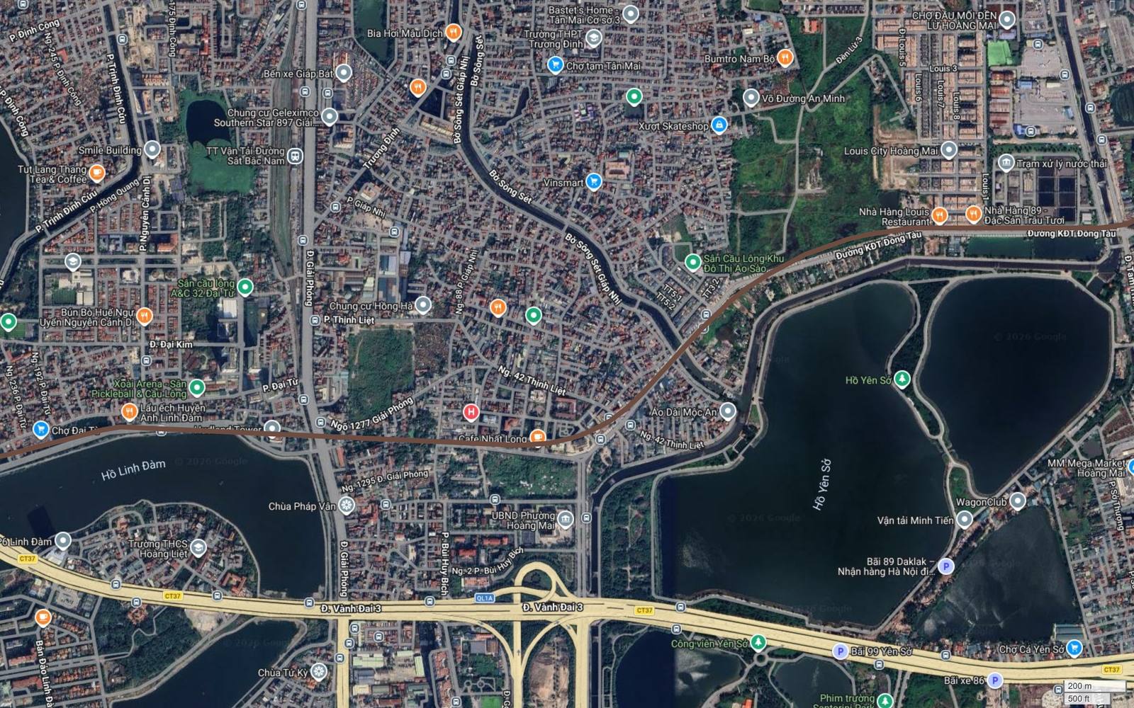 Ảnh vệ tinh tuyến metro số 7 chạy dọc đường KĐT Đồng Tàu bên rìa hồ Yên Sở, khu vực Hoàng Mai, với mặt nước lớn phía nam hành lang